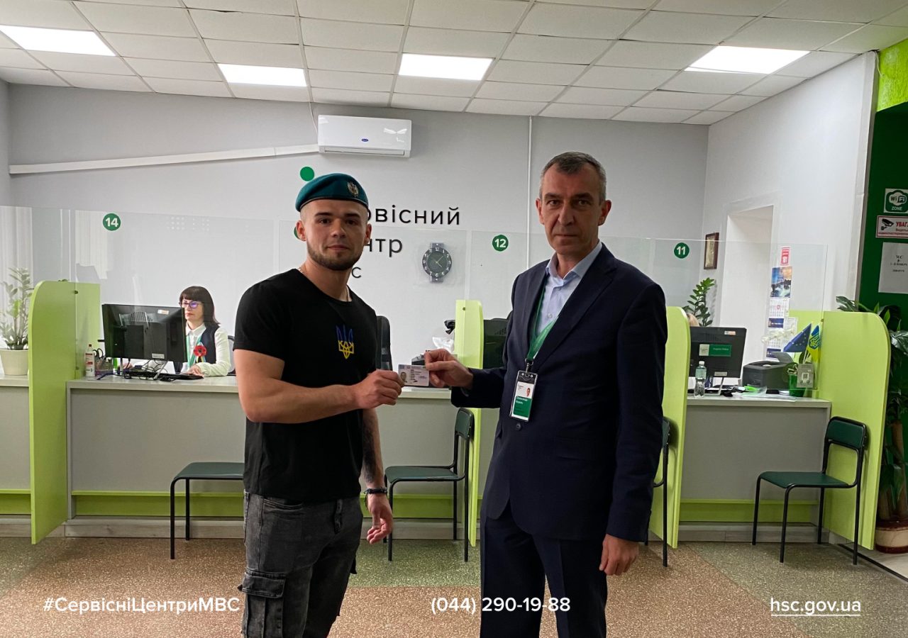 Новини Вінниці / Незламний духом: звільнений з полону морпіх відновив посвідчення водія у Вінниці