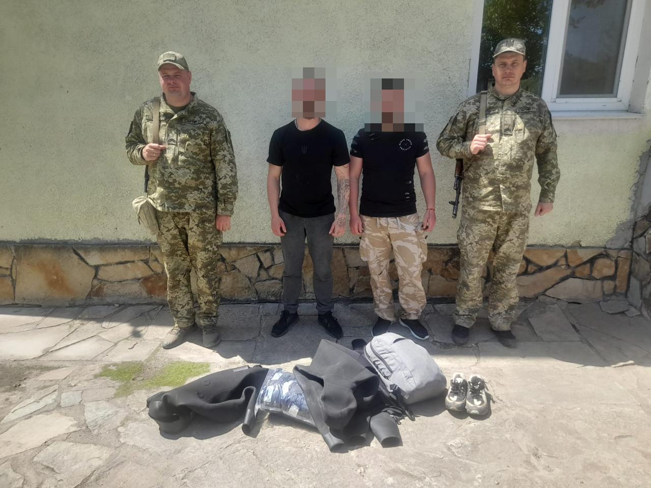 Новини Вінниці / Прикордонники затримали вінницьких велосипедистів  у гідрокостюмах