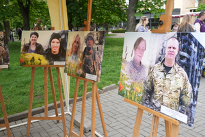Новини Вінниці / «Серце матері воїна»: у центрі Вінниці пройшла фотовиставка до Дня матері