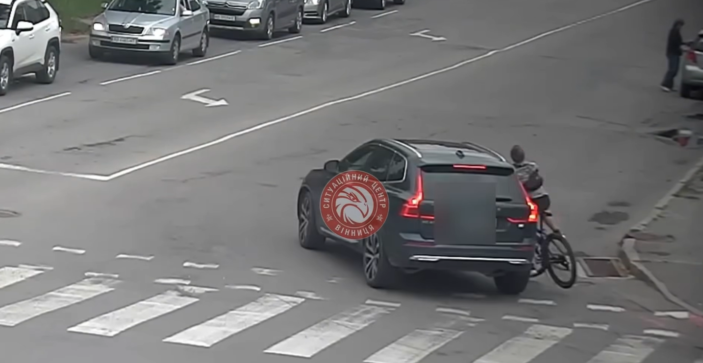 Новини Вінниці / У Вінниці автомобіль Volvo зіткнувся з велосипедистом  
