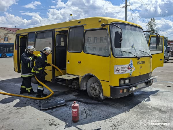 Новини Вінниці / У Вінниці біля залізничного вокзалу загорілася маршрутка