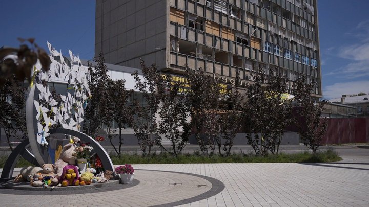 Новини Вінниці / У Вінниці поліцейські розшукали чоловіка, який пошкодив Меморіал пам’яті