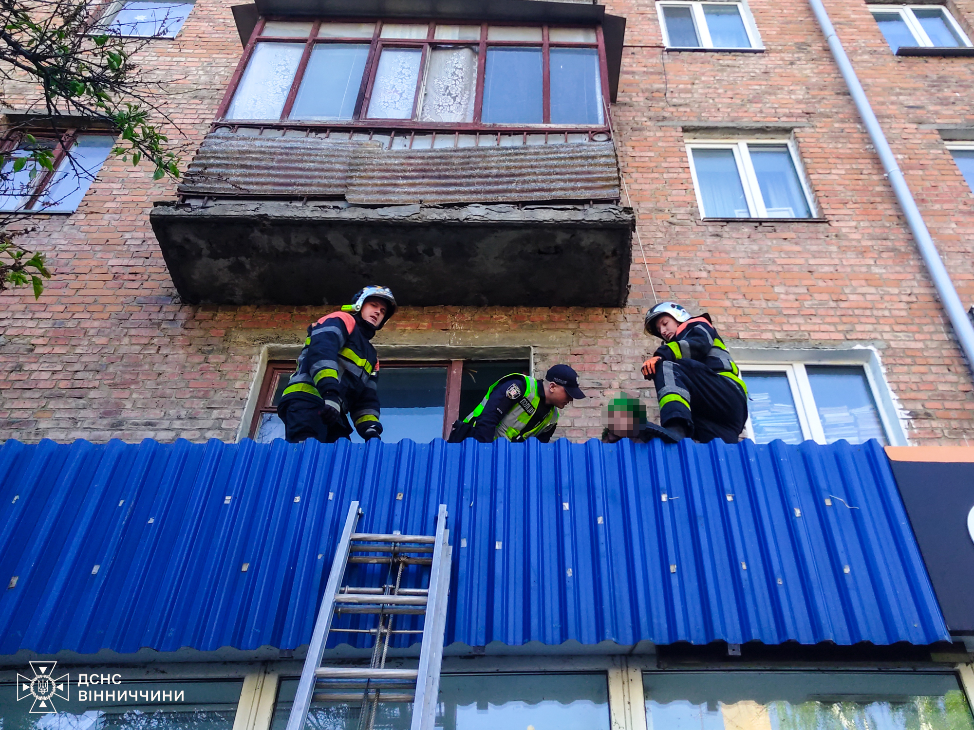 Новини Вінниці / У Вінниці рятувальники допомогли 85-річній бабусі спуститися з даху магазину