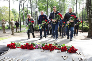 Новини Вінниці / У Вінниці у День пам’яті та перемоги над нацизмом вшанували пам’ять загиблих в Другій світовій війні