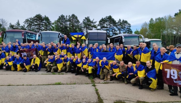 Великий обмін: Україна повернула з Росії 205 полонених / Новости Винницы и области / Інформаційний портал На Париже Новини Вінниці / Великий обмін: Україна повернула з Росії 205 полонених