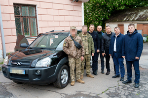 Новини Вінниці / Вінниця передала чергове авто для ЗСУ 