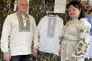 Новини Вінниці / «Їх вдягали герої»: у Вінниці просто неба відкрили виставку вишиванок загиблих захисників 