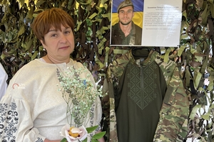 Новини Вінниці / «Їх вдягали герої»: у Вінниці просто неба відкрили виставку вишиванок загиблих захисників 