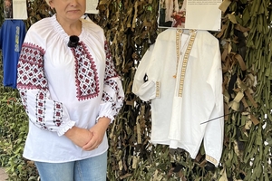 Новини Вінниці / «Їх вдягали герої»: у Вінниці просто неба відкрили виставку вишиванок загиблих захисників 