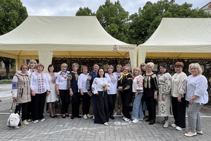 Новини Вінниці / «Їх вдягали герої»: у Вінниці просто неба відкрили виставку вишиванок загиблих захисників 