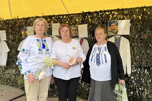 Новини Вінниці / «Їх вдягали герої»: у Вінниці просто неба відкрили виставку вишиванок загиблих захисників 