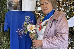 Новини Вінниці / «Їх вдягали герої»: у Вінниці просто неба відкрили виставку вишиванок загиблих захисників 