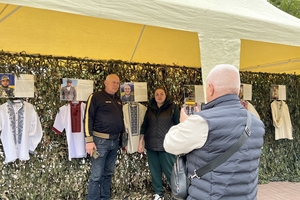 Новини Вінниці / «Їх вдягали герої»: у Вінниці просто неба відкрили виставку вишиванок загиблих захисників 