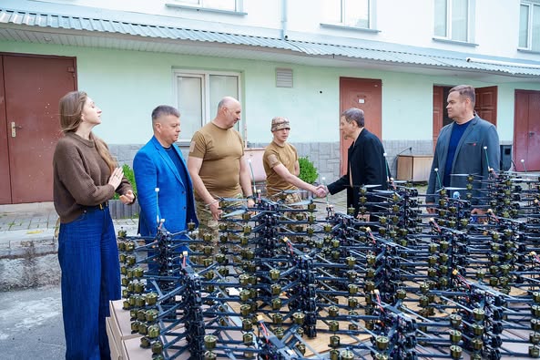 Новини Вінниці / 300 FPV-дронів на східний напрям фронту: Вінницька громада передала допомогу бійцям Третьої штурмової бригади