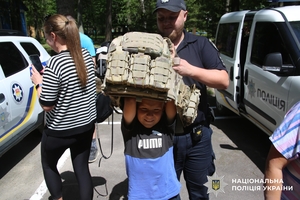 Новини Вінниці / Інтерактивні ігри, конкурси та сюрпризи: у гості до мешканців табору "ЯМаріуполь" завітали поліцейські Вінниччини 