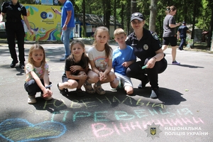 Новини Вінниці / Інтерактивні ігри, конкурси та сюрпризи: у гості до мешканців табору "ЯМаріуполь" завітали поліцейські Вінниччини 