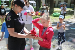 Новини Вінниці / Інтерактивні ігри, конкурси та сюрпризи: у гості до мешканців табору "ЯМаріуполь" завітали поліцейські Вінниччини 