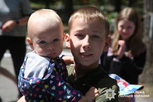 Новини Вінниці / Інтерактивні ігри, конкурси та сюрпризи: у гості до мешканців табору "ЯМаріуполь" завітали поліцейські Вінниччини 