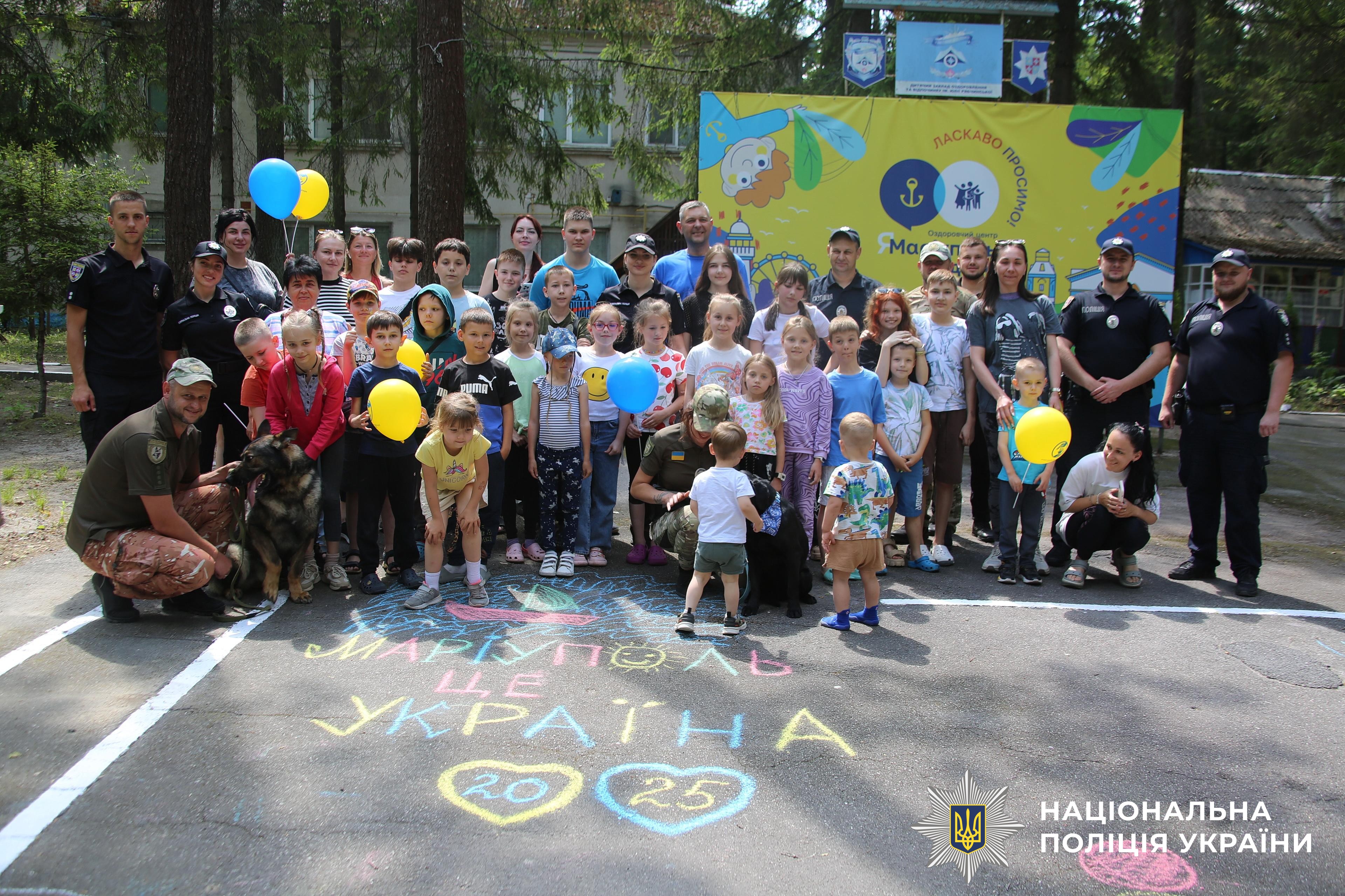 Новини Вінниці / Інтерактивні ігри, конкурси та сюрпризи: у гості до мешканців табору "ЯМаріуполь" завітали поліцейські Вінниччини 