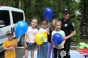 Новини Вінниці / Інтерактивні ігри, конкурси та сюрпризи: у гості до мешканців табору "ЯМаріуполь" завітали поліцейські Вінниччини 