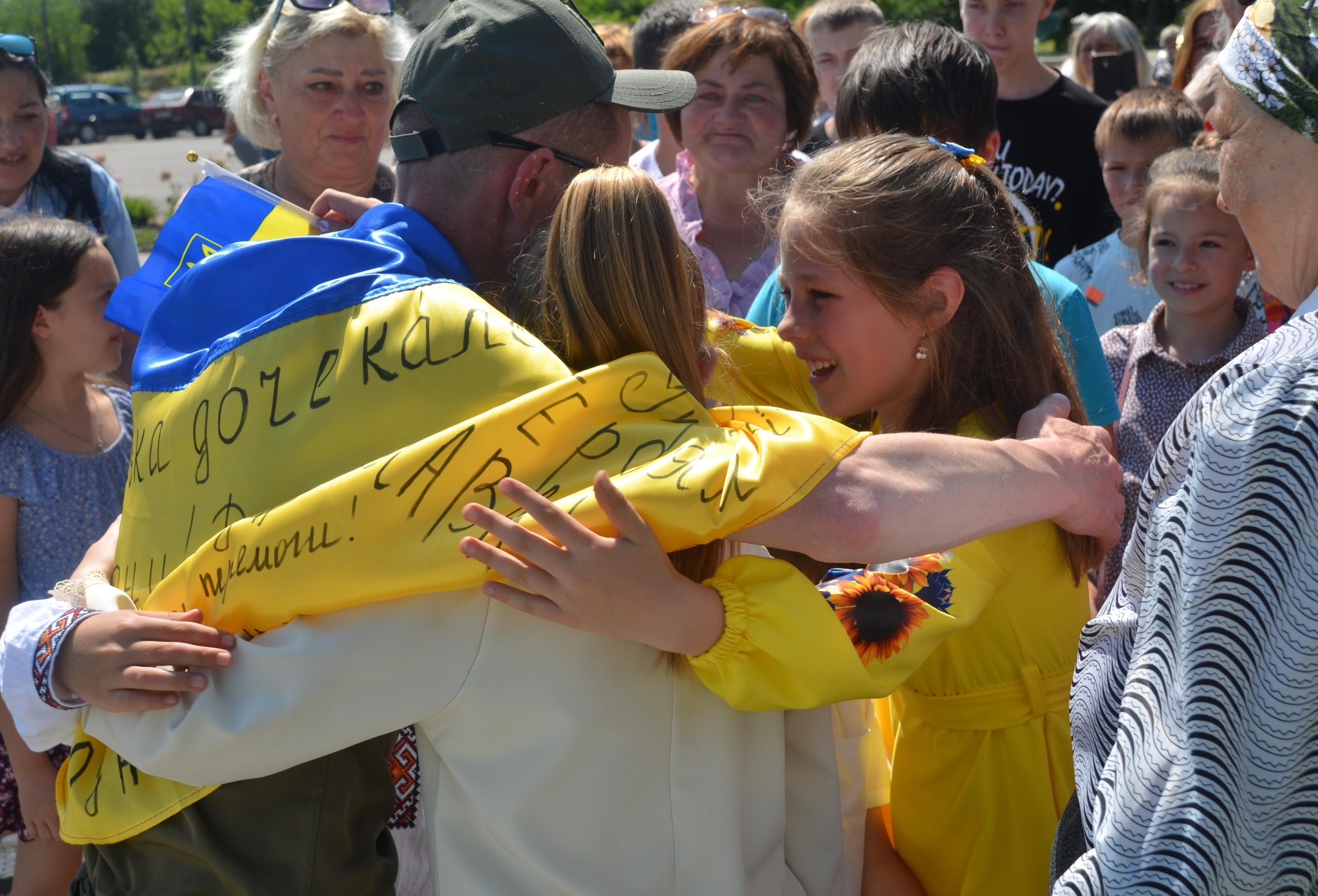 Новини Вінниці / "Ми дочекались на тебе, сину": Ямпільська громада зустріла Геннадія Луцького після 3 років полону
