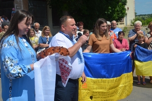 Новини Вінниці / "Ми дочекались на тебе, сину": Ямпільська громада зустріла Геннадія Луцького після 3 років полону