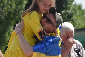 Новини Вінниці / "Ми дочекались на тебе, сину": Ямпільська громада зустріла Геннадія Луцького після 3 років полону