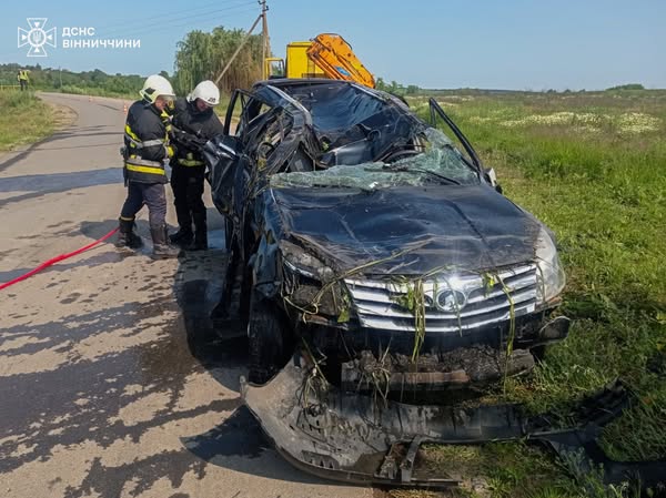 Новини Вінниці / На Вінниччині автомобіль злетів з мосту в річку: чоловік та жінка загинули