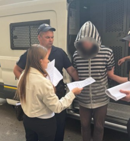 На Вінниччині повідомили про підозру чоловіку, який вийшов на подвір’я, обгорнувшись російським триколором / Новости Винницы и области / Інформаційний портал На Париже Новини Вінниці / На Вінниччині повідомили про підозру чоловіку, який вийшов на подвір’я, обгорнувшись російським триколором