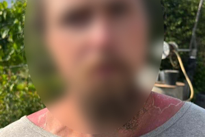 Новини Вінниці / На Вінниччині затримали чоловіка, який на подвір’ї розмахував триколором, поки в селі ховали Героя 