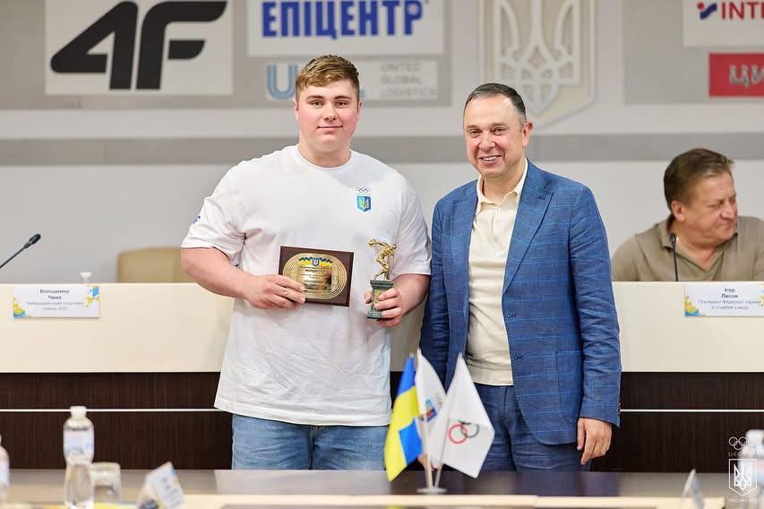 Новини Вінниці / НОК України нагородив 16-річного важкоатлета Володимира Чмиха: вінничанина визнано найкращим спортсменом місяця 