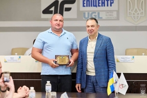 Новини Вінниці / НОК України нагородив 16-річного важкоатлета Володимира Чмиха: вінничанина визнано найкращим спортсменом місяця 