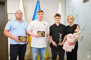 Новини Вінниці / НОК України нагородив 16-річного важкоатлета Володимира Чмиха: вінничанина визнано найкращим спортсменом місяця 