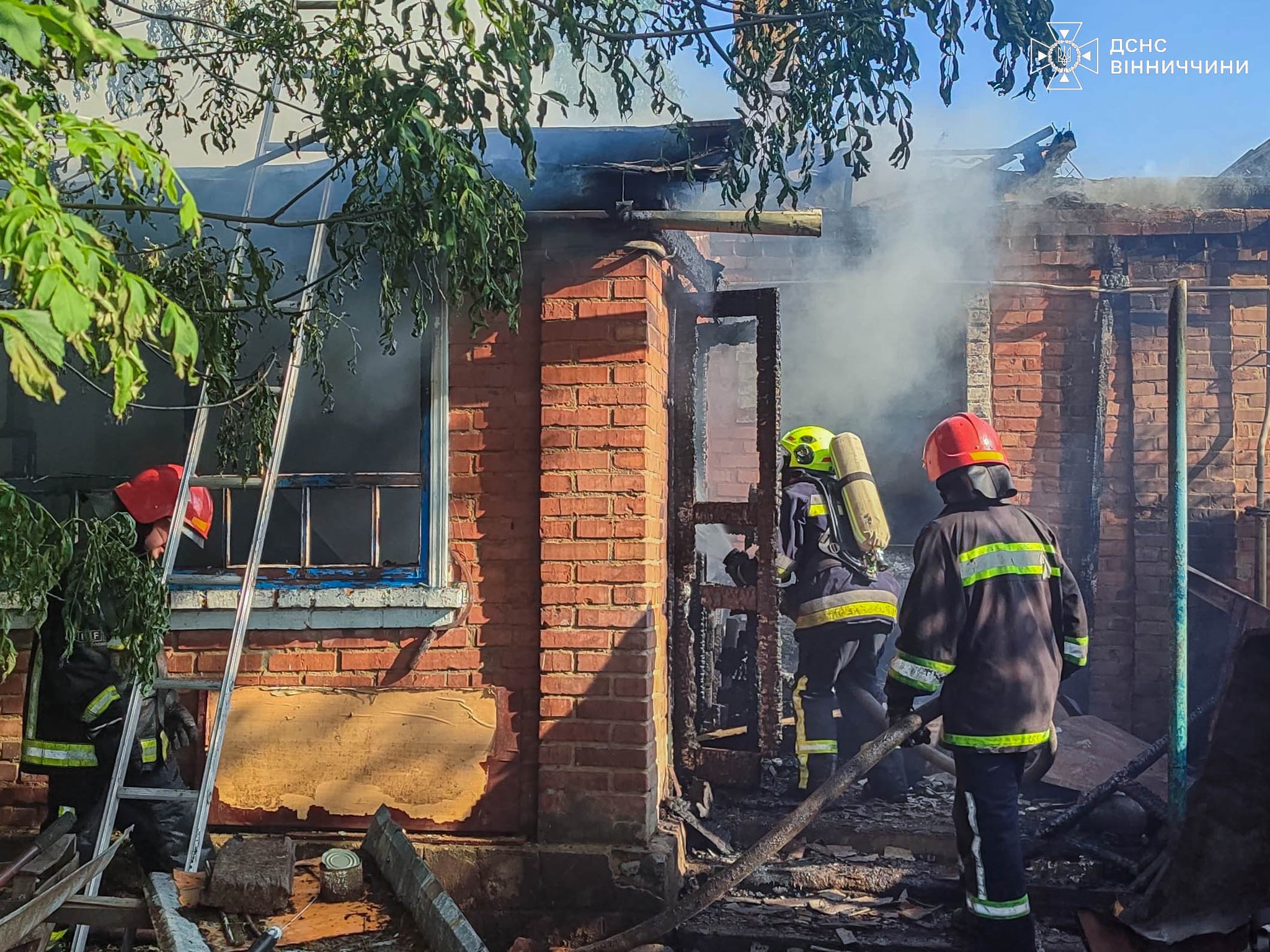 Новини Вінниці / У Немирові під час пожежі в приватному будинку бійці ДСНС врятували 82-річну жінку 
