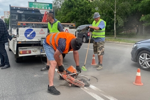 Новини Вінниці / У Вінниці розпочали встановлення сучасних удосконалених люків, які покращать безпеку руху