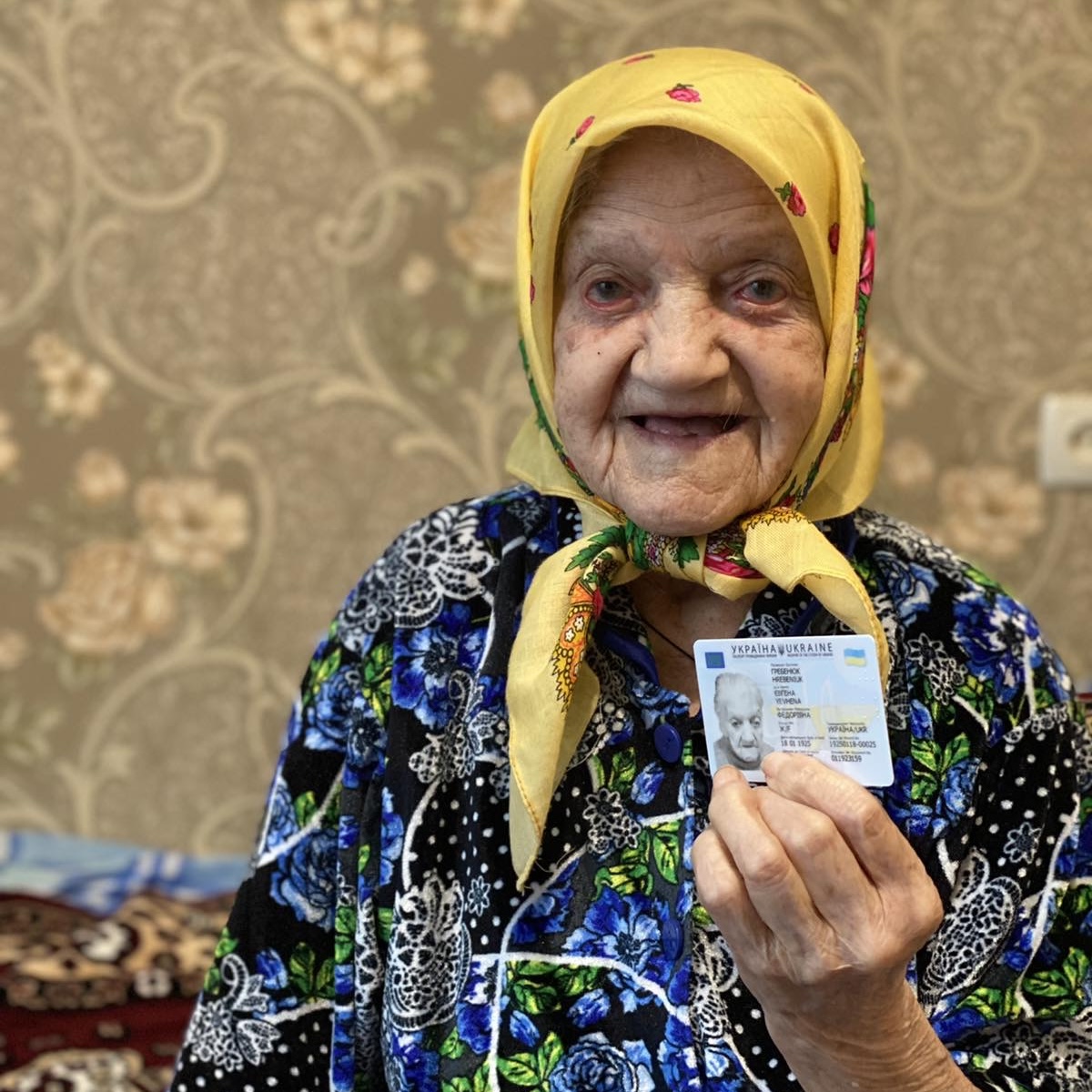 Новини Вінниці / Вік - не перешкода: 100-річній вінничанці вручили новий ID-паспорт