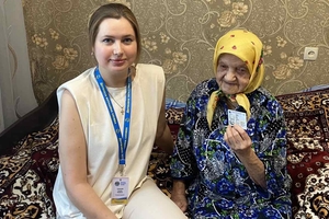 Новини Вінниці / Вік - не перешкода: 100-річній вінничанці вручили новий ID-паспорт