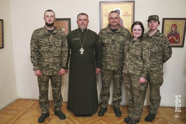 Вінницькі нацгвардійці створили 15 ікон і представили їх на виставці / Новости Винницы и области / Інформаційний портал На Париже Новини Вінниці / Вінницькі нацгвардійці створили 15 ікон і представили їх на виставці