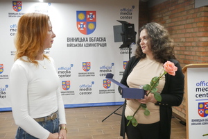 Новини Вінниці / Журналіст «VinTime» Катерина Кириленко отримала іменну відзнаку «Серце матері» 