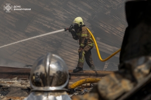Новини Вінниці / Без зброї, але з незламною відвагою: як рятувальники Вінниці ліквідували наслідки російської атаки (ФОТО)