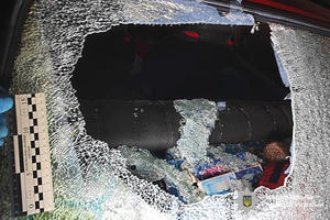 Новини Вінниці / На Вінниччині група осіб побили автомобіль переселенців, та, погрожуючи ножем, відібрали мобільні телефони 