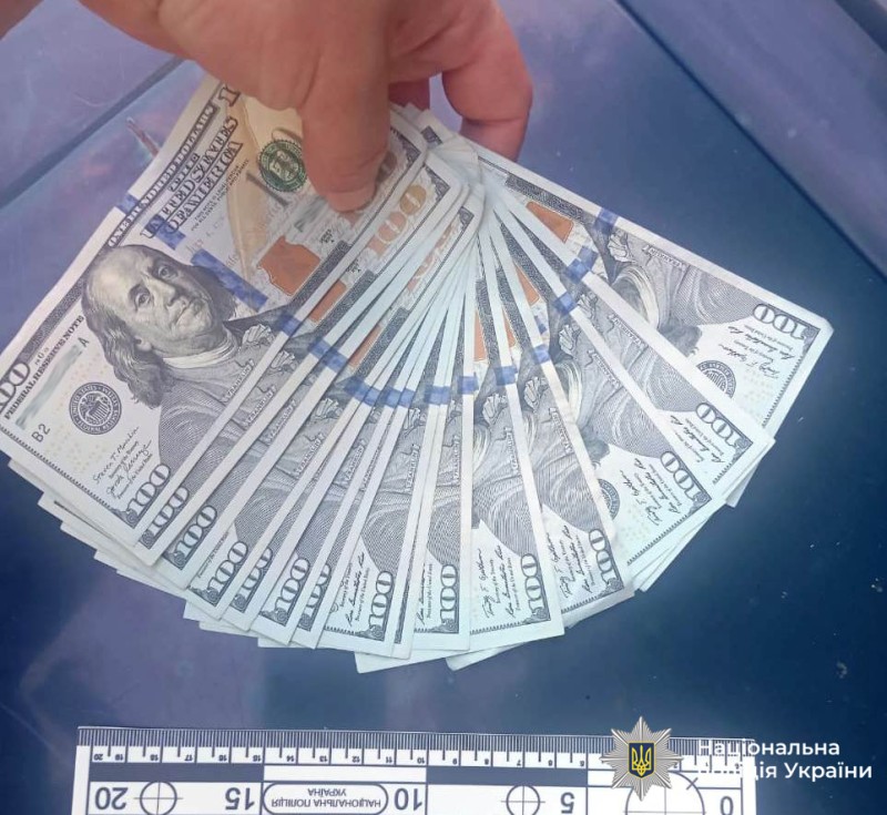 Новини Вінниці / На Вінниччині хлопець вкрав 1600 доларів у знайомого, який заснув на лавці