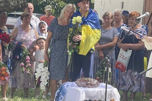 Новини Вінниці / На Вінниччині односельчани зустріли вдома військового після 13 місяців полону