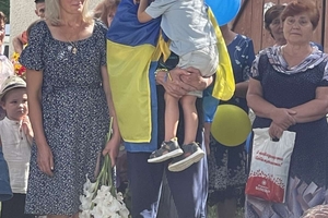 Новини Вінниці / На Вінниччині односельчани зустріли вдома військового після 13 місяців полону