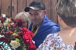 Новини Вінниці / На Вінниччині односельчани зустріли вдома військового після 13 місяців полону