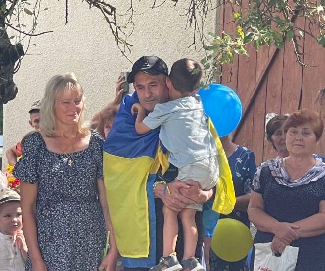 Новини Вінниці / На Вінниччині односельчани зустріли вдома військового після 13 місяців полону