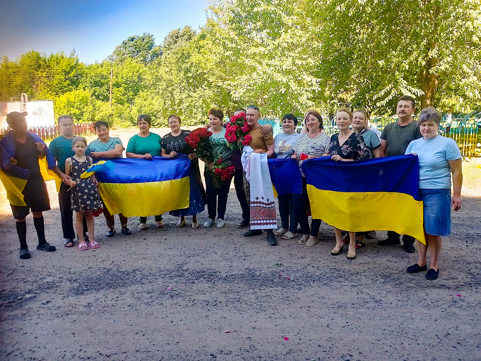 Новини Вінниці / На Вінниччині усім селом зустрічали воїна, який повернувся з полону