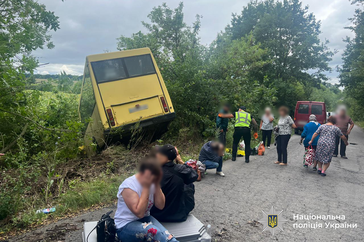 Новини Вінниці / На Вінниччині з’їхав у кювет автобус із пасажирами: п’ятеро постраждалих