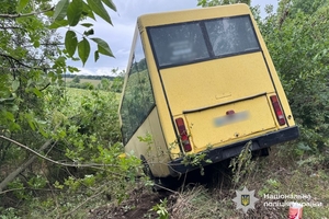 Новини Вінниці / На Вінниччині з’їхав у кювет автобус із пасажирами: п’ятеро постраждалих
