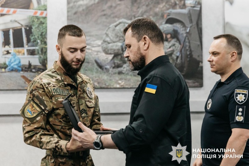 Новини Вінниці / Поліцейський з Вінниччини отримав відомчу відзнаку «Вогнепальна зброя» від Міністра внутрішніх справ 